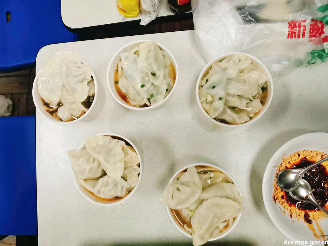 志愿者们分装、调味好的汤饺。.jpg